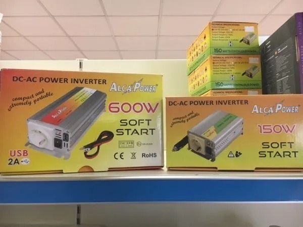 Inverter di potenza CC-CA imballati su uno scaffale di un negozio, uno argento da 600 W con avviamento graduale e uno verde da 150 W con avviamento graduale.