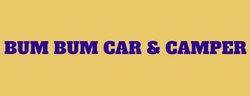 Scritta viola “BUM BUM CAR & CAMPER” su sfondo giallo