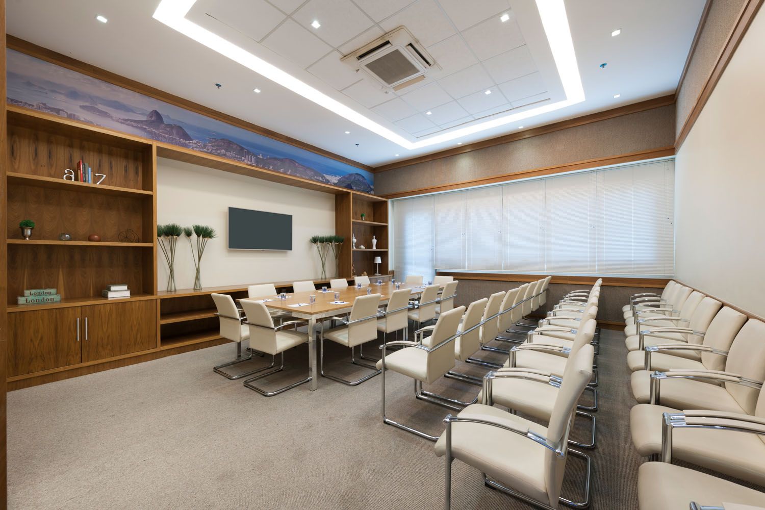 Uma sala de conferências com uma mesa longa e cadeiras