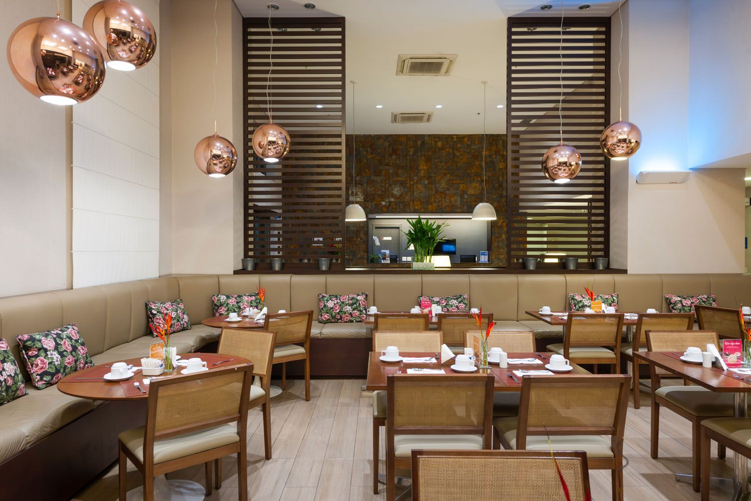 Um restaurante com muitas mesas e cadeiras