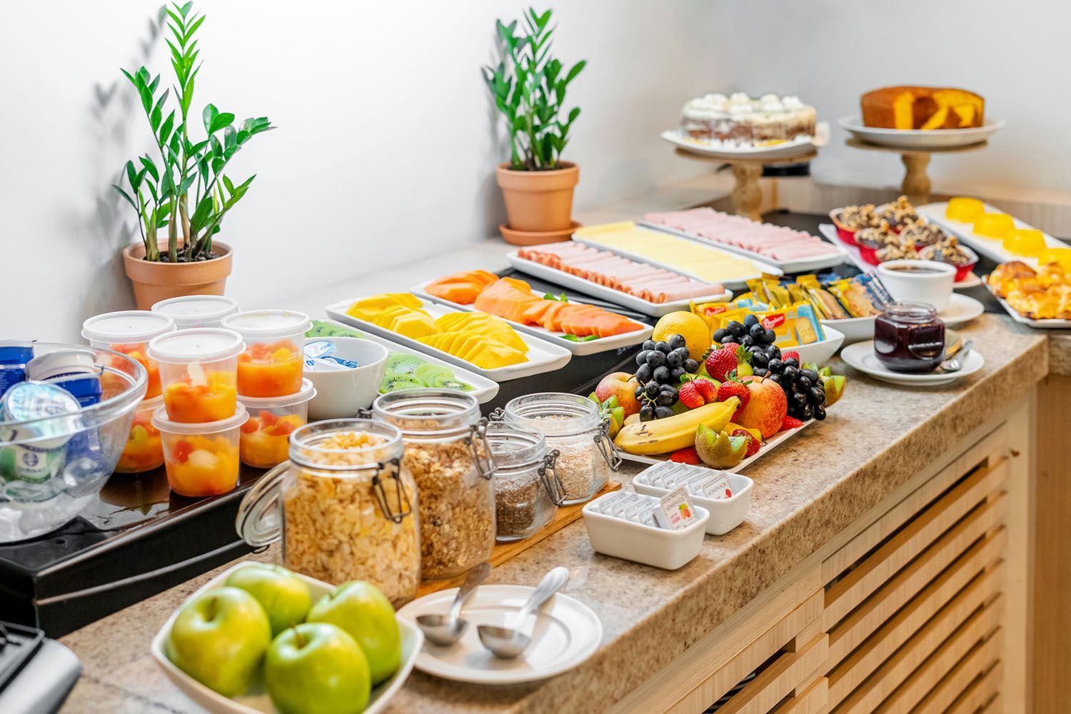 Uma mesa de bufê com uma variedade de frutas e vegetais.