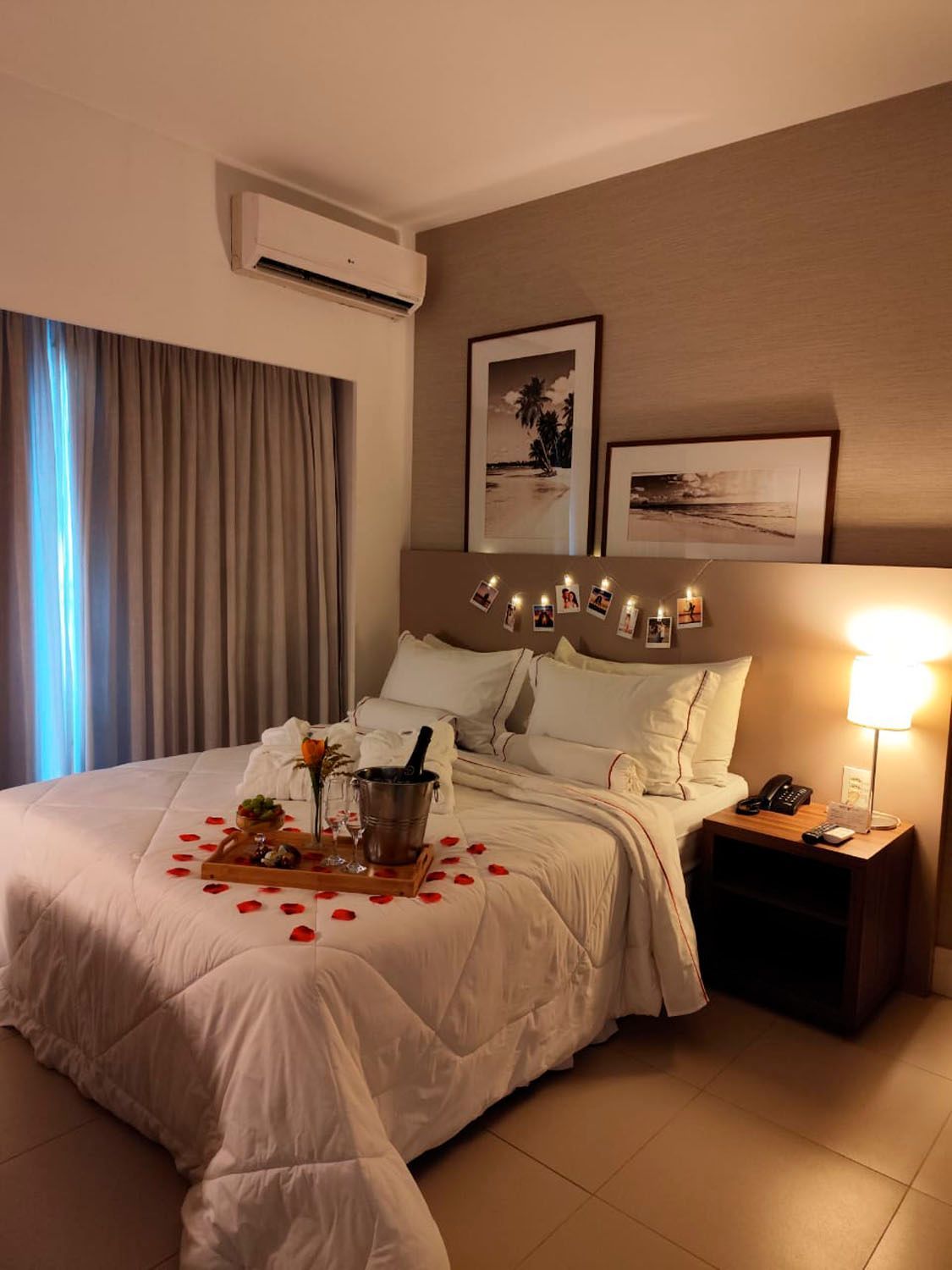 Um quarto de hotel com uma cama decorada para o dia dos namorados.