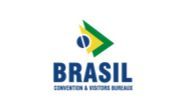 Um logotipo para o brasil convention and visitors bureau com uma bandeira e uma seta.