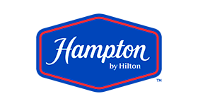 O logotipo da hampton by hilton é azul e vermelho.