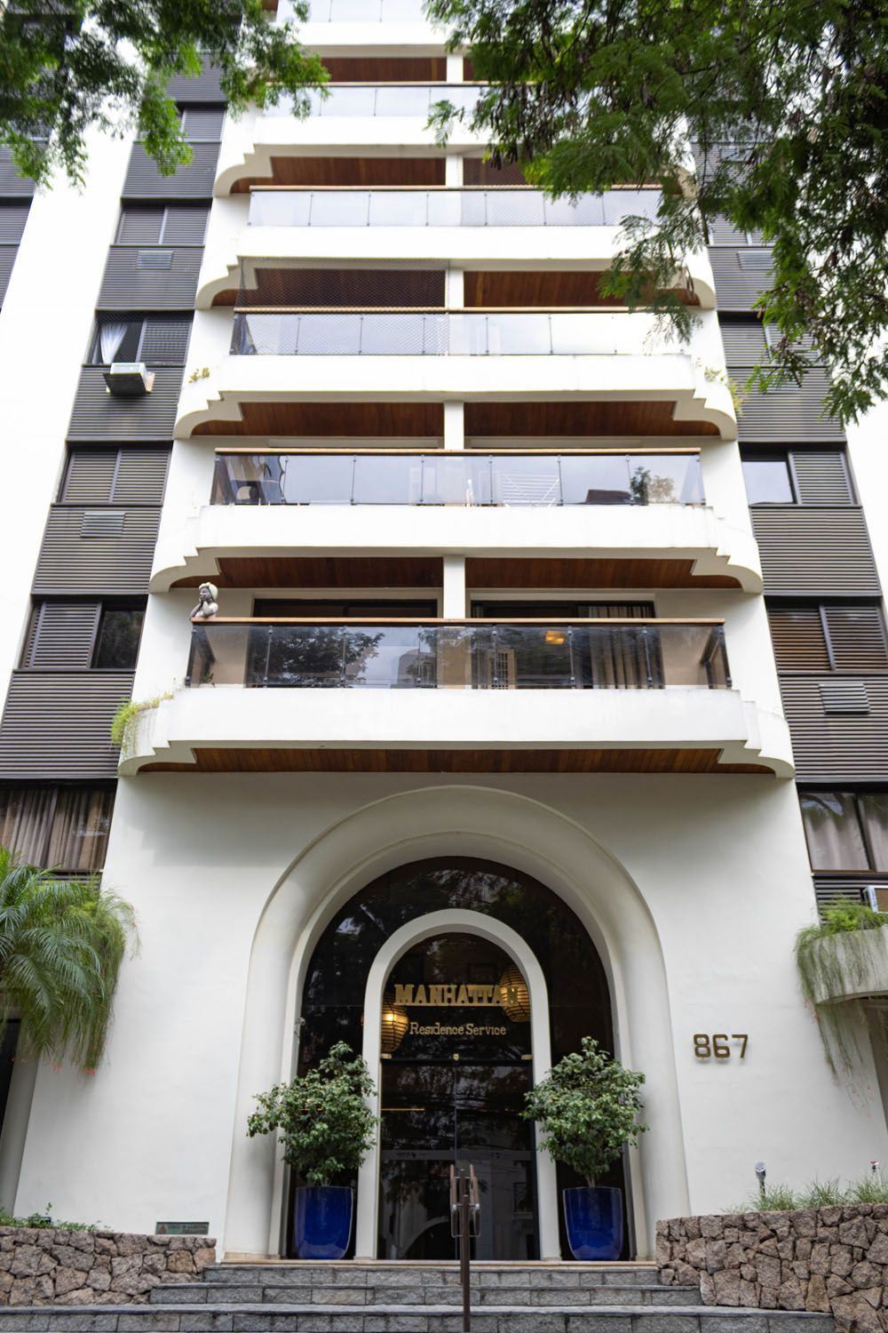 Um edifício alto com escadas que levam até ele