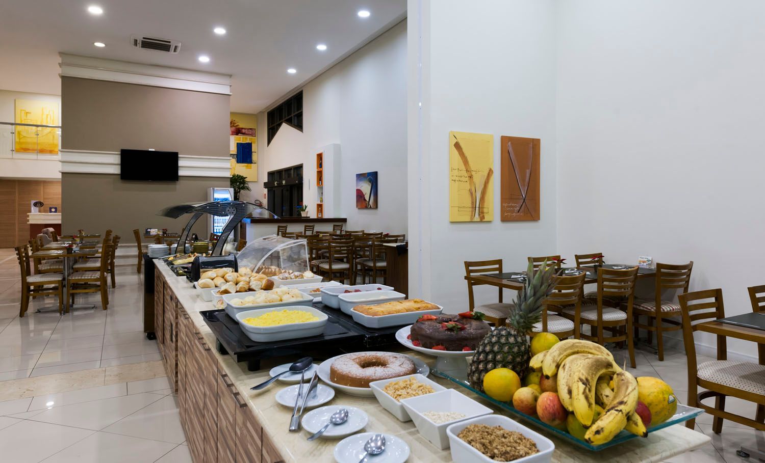 Um restaurante com uma mesa de bufê repleta de comida e frutas.