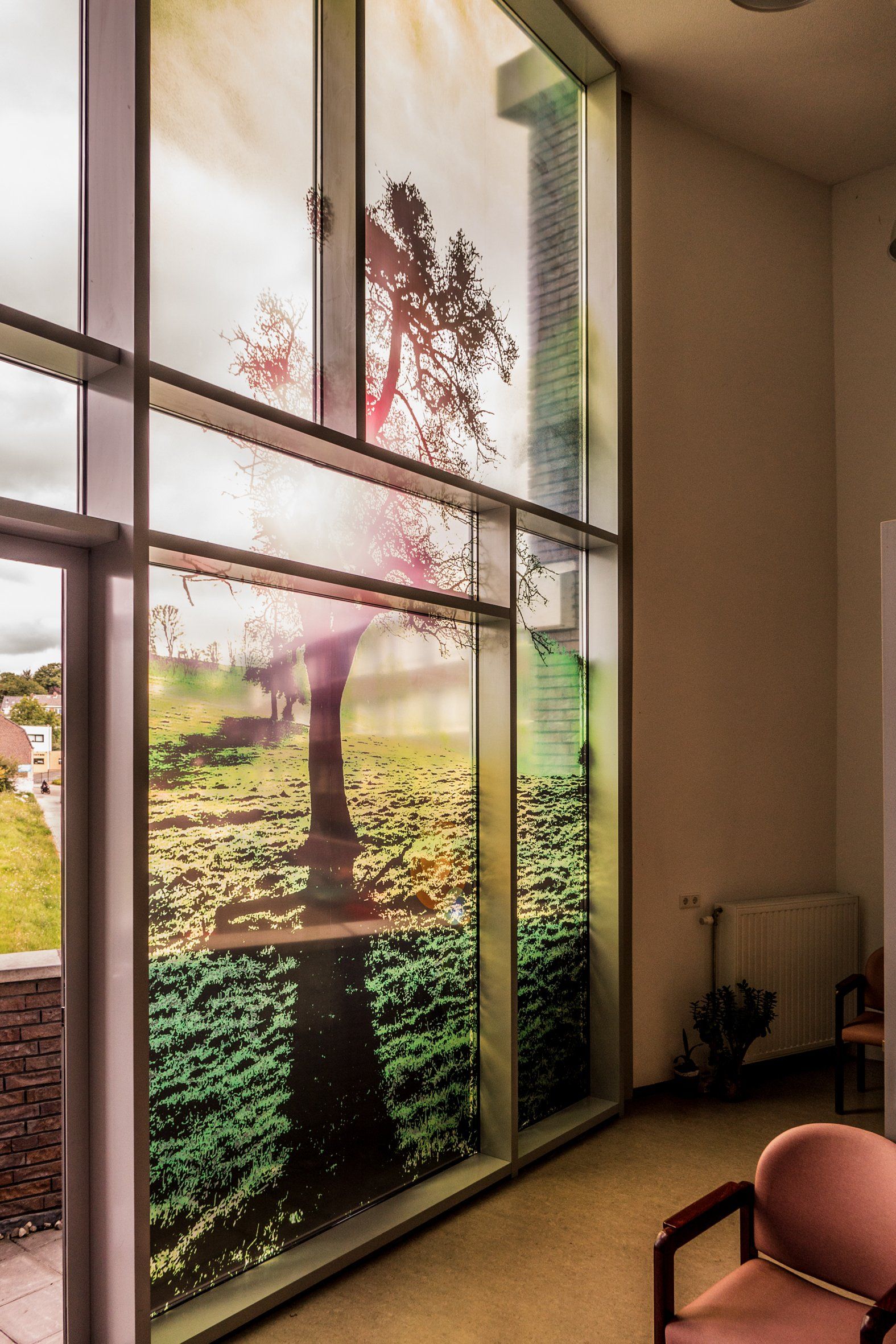Waalart op groot venster bezinningsruimte huis Ter Eyck, Sevagram Heerlen