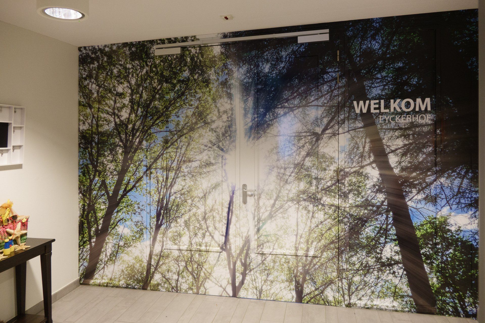 Wallart om uitgang deuren te verbergen voor demente bewoners huis Ter Eyck Sevagram Heerlen