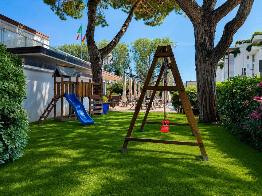 Parco giochi nel verde con scivolo e altalena