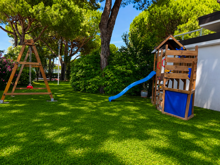 Parco giochi con scivole e altalene