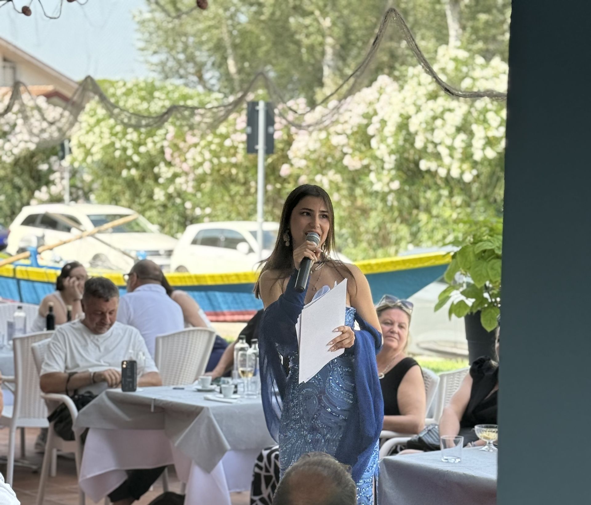 Irene che canta una canzone con il Karaoke
