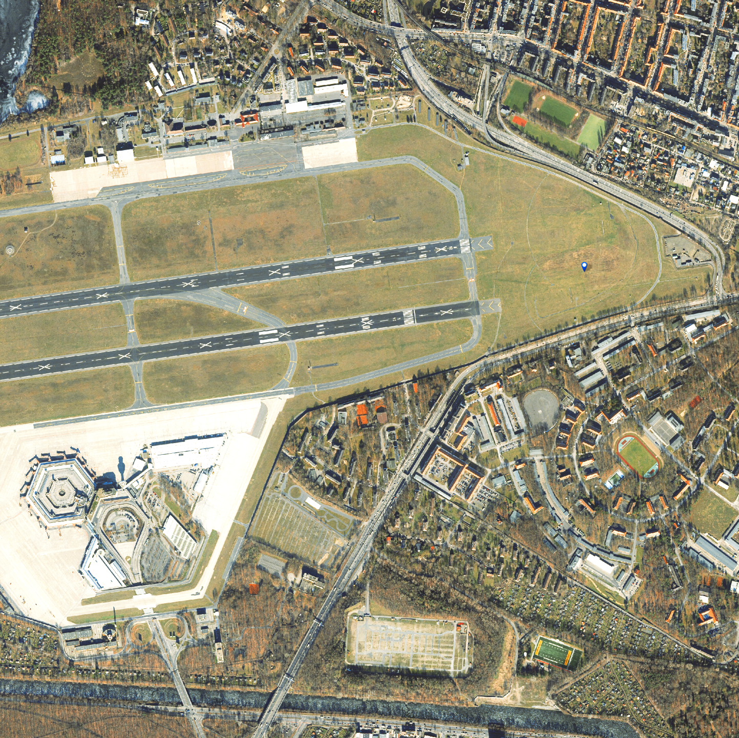 Luftbild des Flughafens Berlin-Tegel im Jahr 2021: Terminal, Startbahn, Landebahn