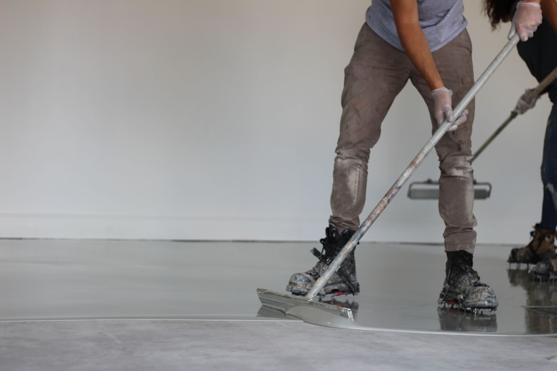 Lames de resurfaceuse sur une patinoire avec une ligne rouge et un logo au centre de la glace