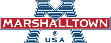 Logo de Marshalltown USA avec un « M » à rayures bleues derrière une bannière rouge.