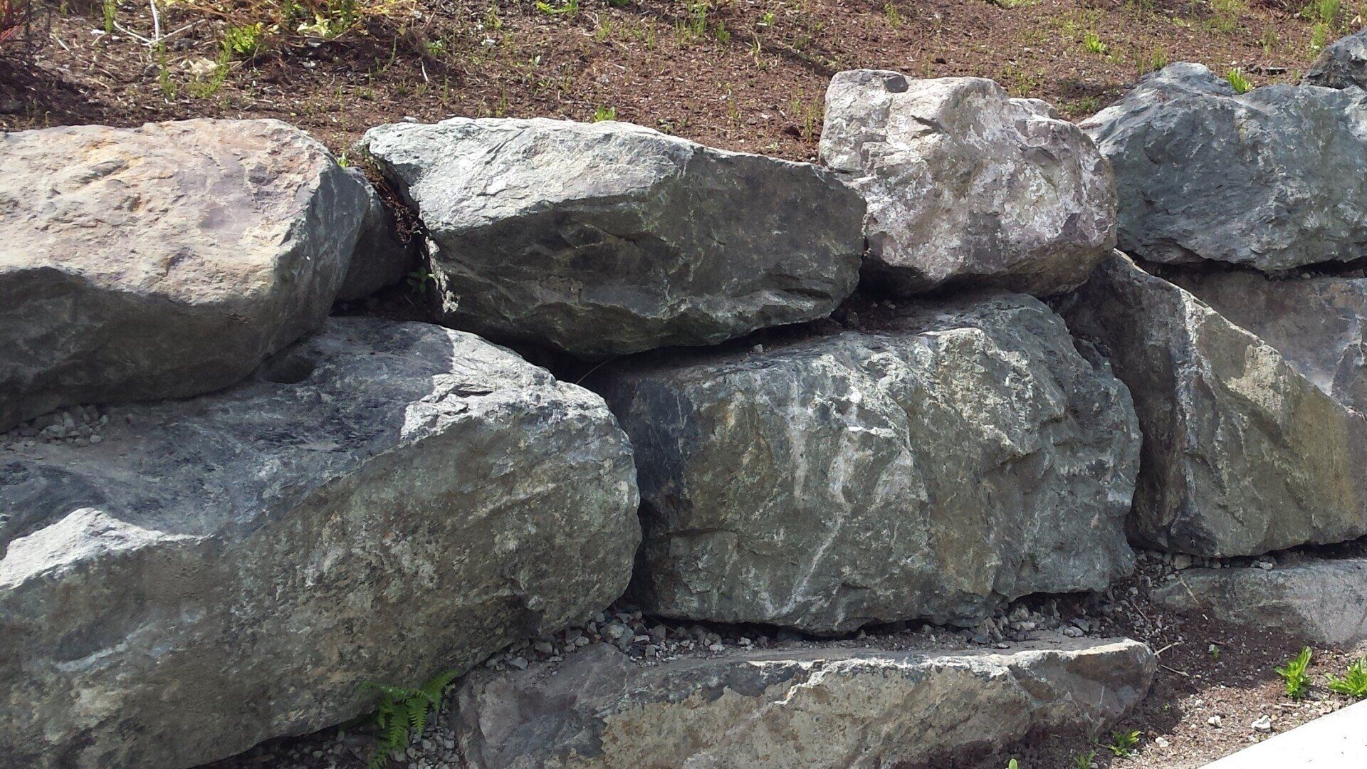 Boulder retaining wall built by Nanaimo Retaining Walls contractors
