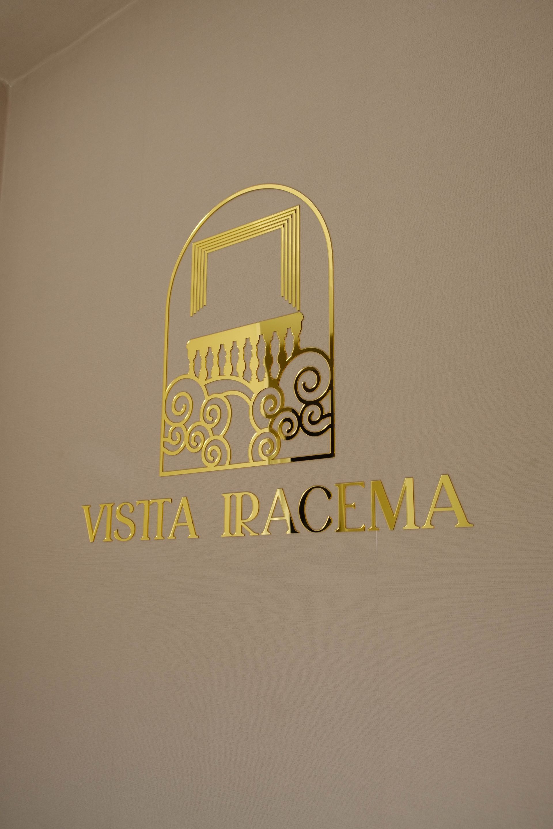 Logotipo dourado 