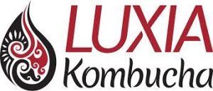 Le logo Luxia Kombucha comporte un tourbillon noir et rouge.