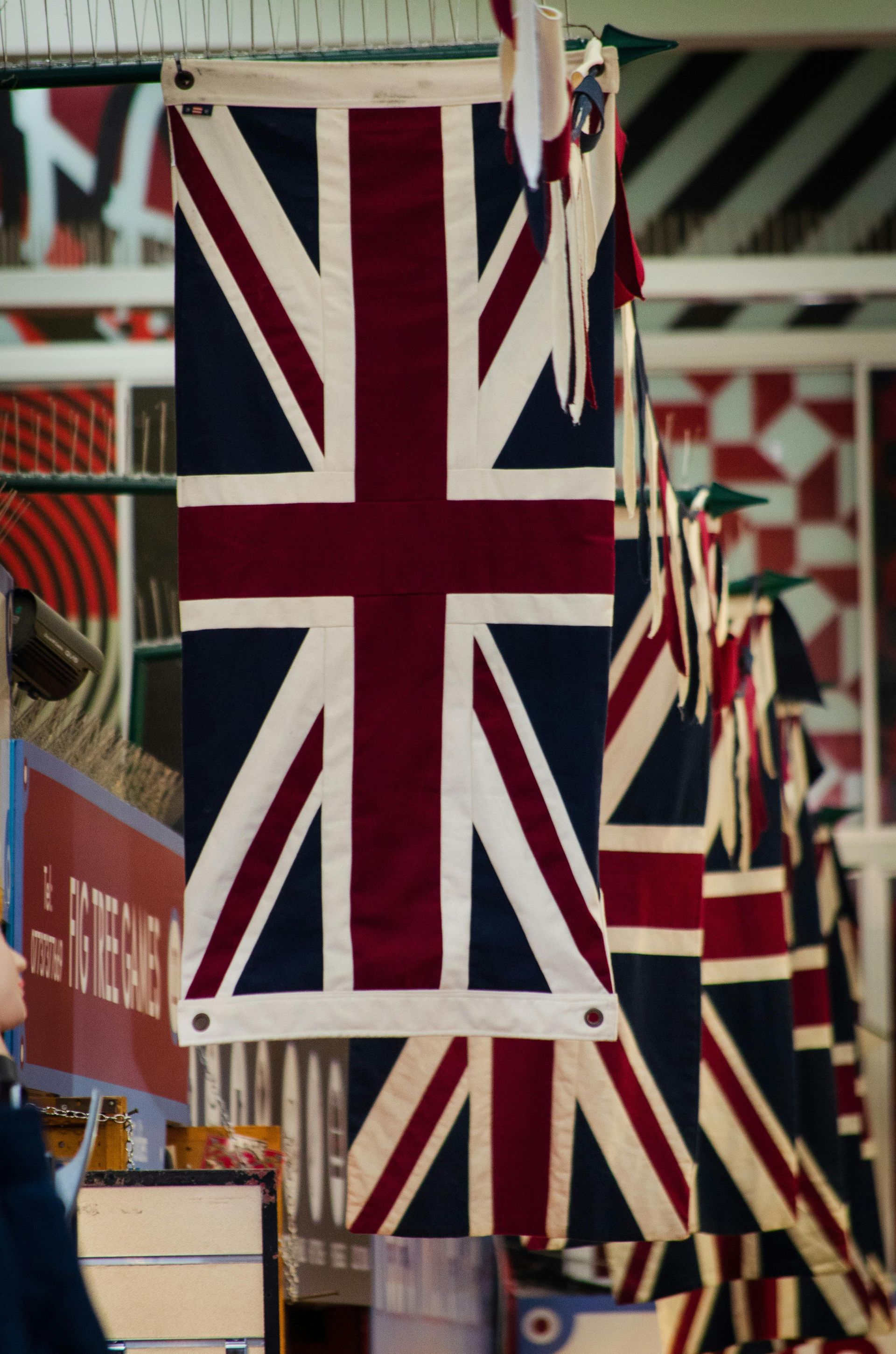 Fila de banderas Union Jack verticales colgadas en el interior.