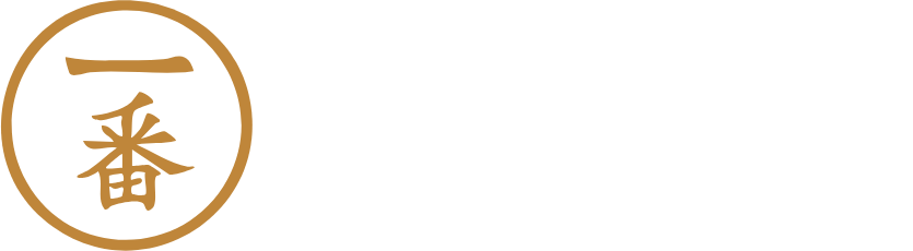 Um círculo dourado com caracteres japoneses