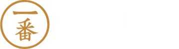 Um círculo dourado com caracteres japoneses