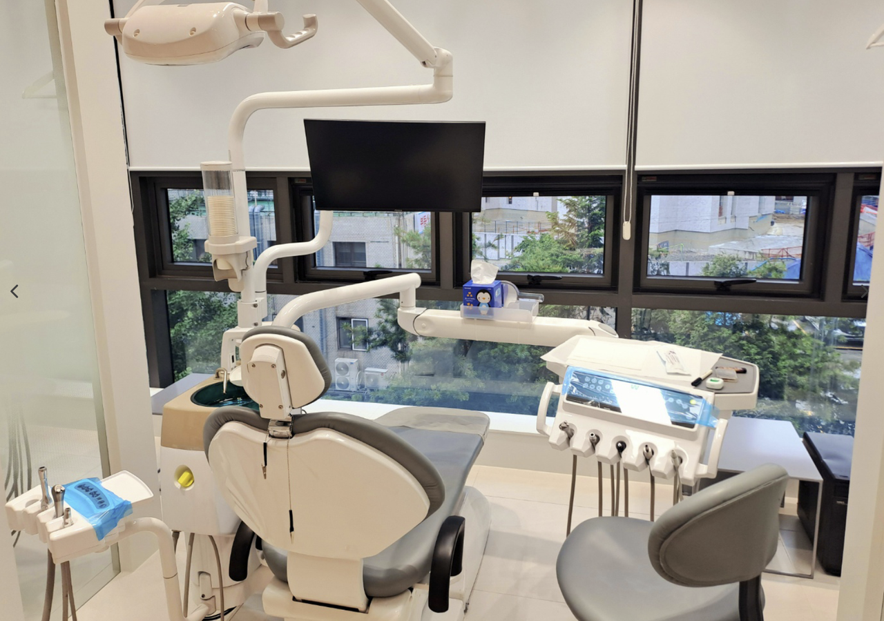 Bright treatment room at A Plus Dental Clinic in Seoul
