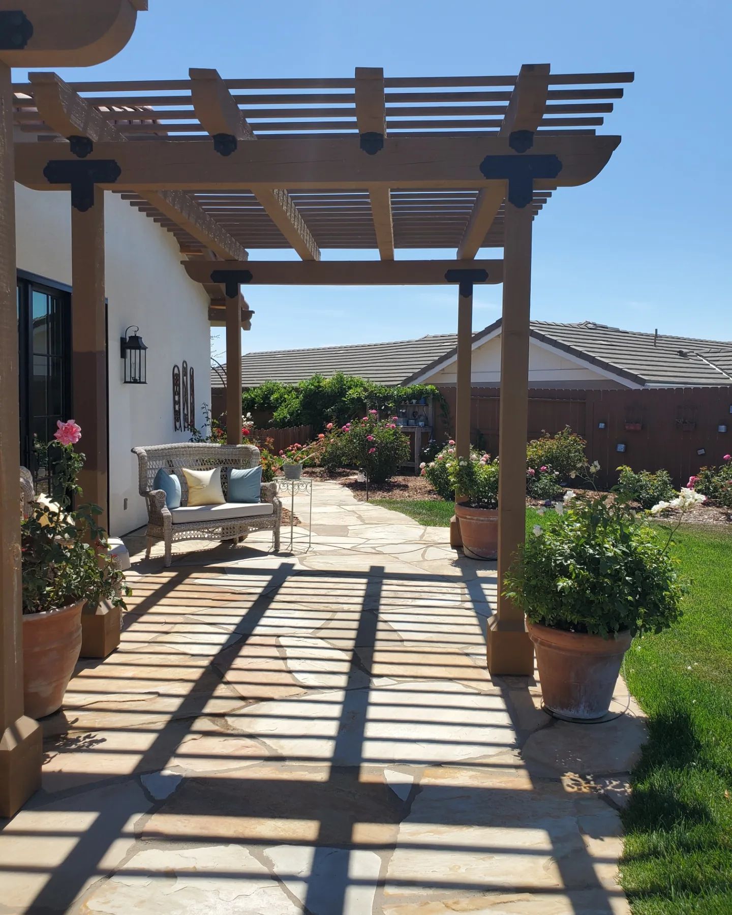 A wooden pergola with a view of mountains in the background