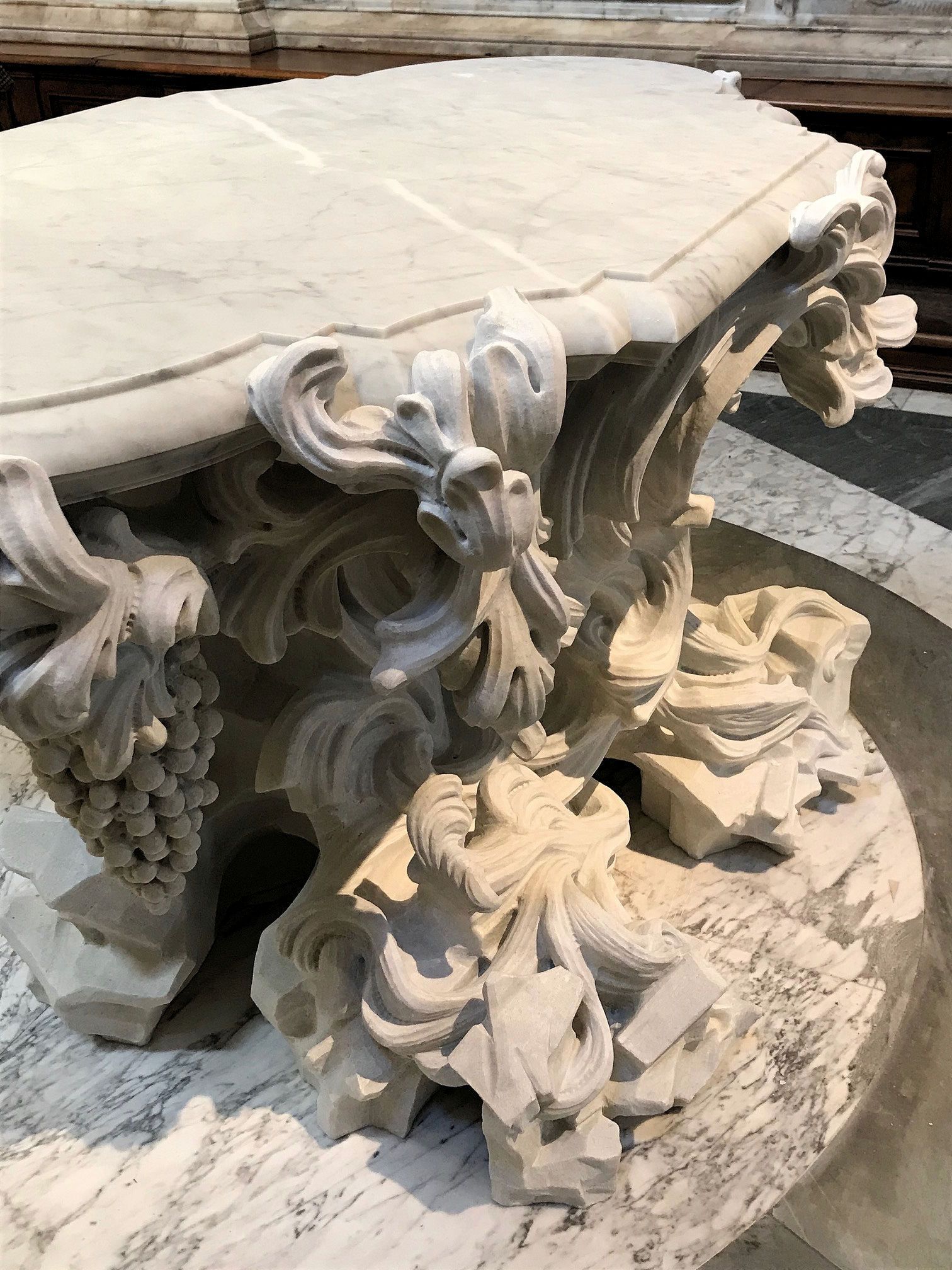 tavolo in marmo a Roma