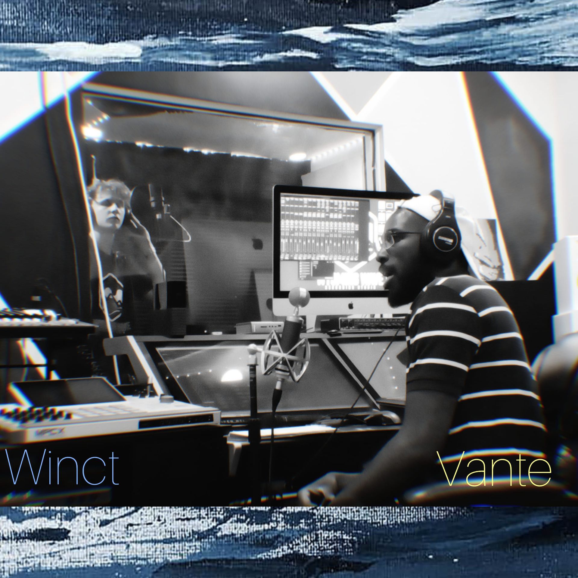 Man in studio wearing headphones, recording. Another person visible in the reflection. Text: Winct vante.