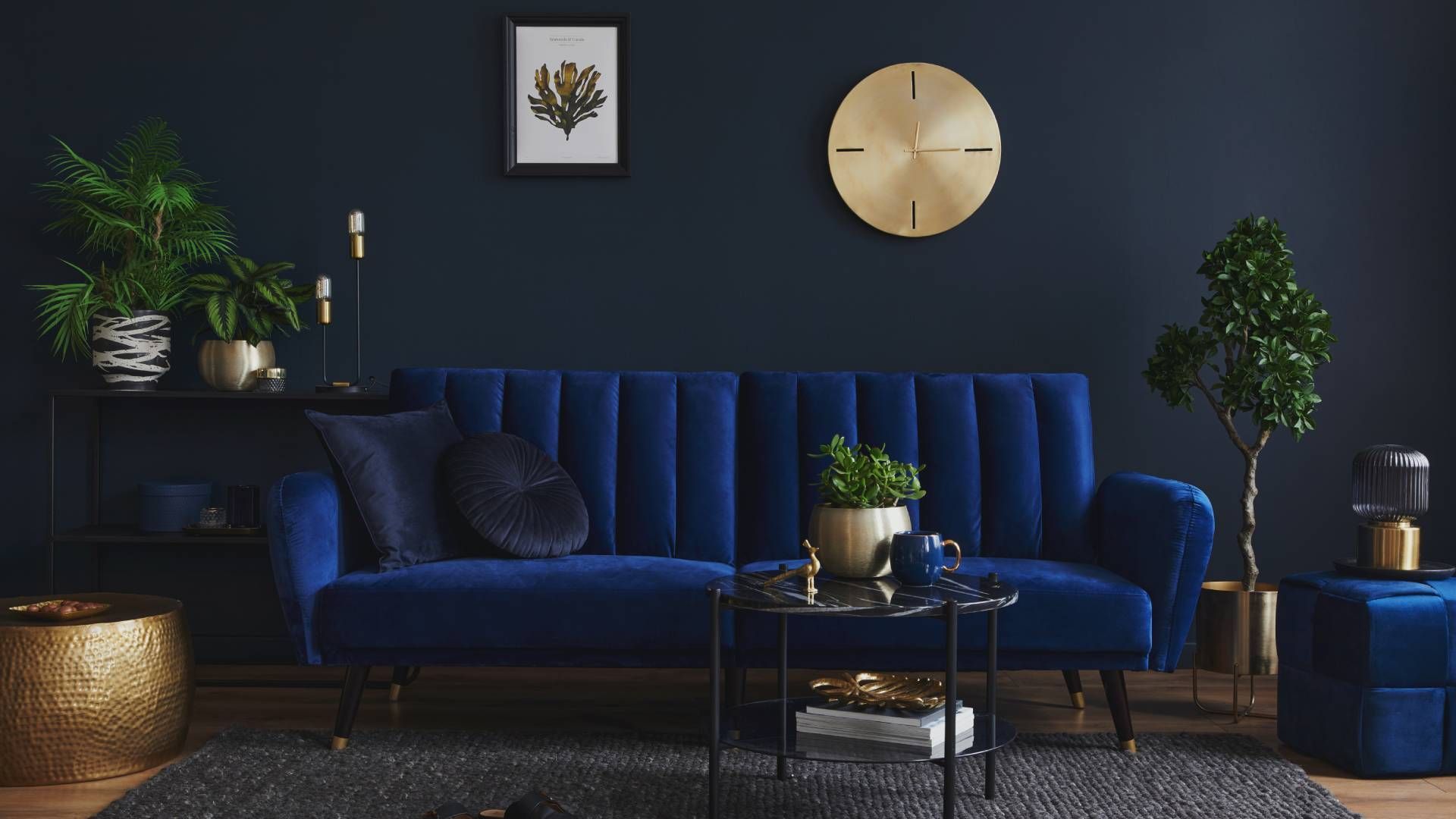 A living room with various metal design accents at Schön Interiors near Braunfels, Texas