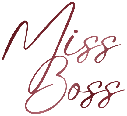 白色背景上以酒紅色草寫字體呈現的「Miss Boss」