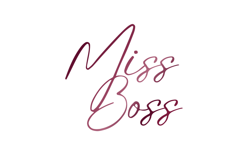 白色背景上的酒紅色手寫風格「Miss Boss」標誌