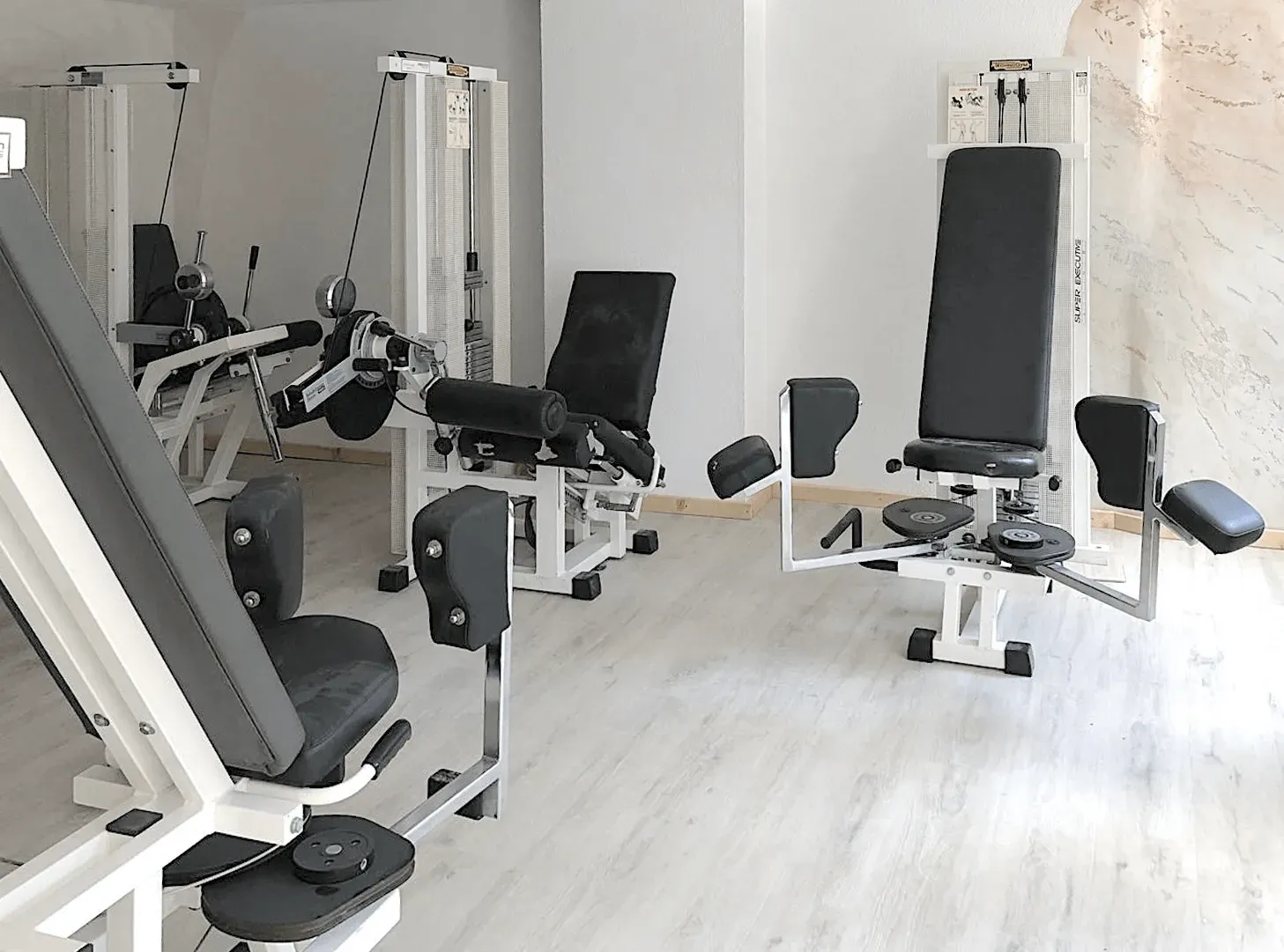 Bild vom Fitnessraum mit Geräten