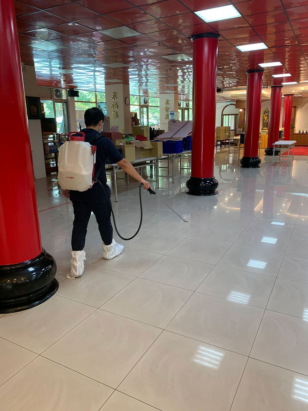 賽博斯技術人員對大型餐廳空間進行病媒防治消毒，台北市新北市商業空間專業蟲害防治服務