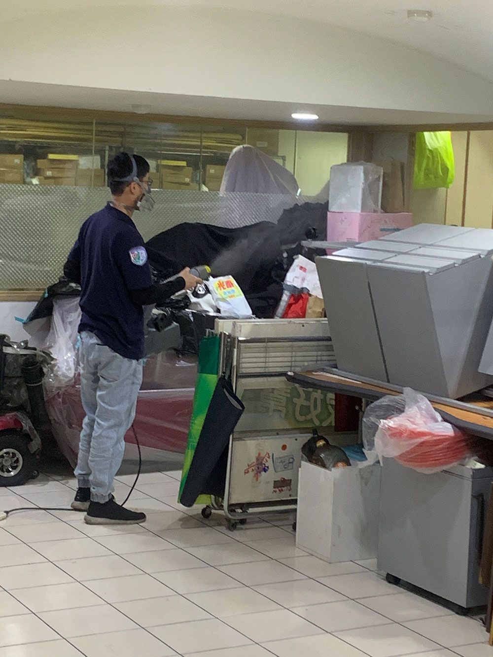 賽博斯技術人員對商業空間.辦公室進行病媒防治施工，台北市新北市蟲害防治專業服務