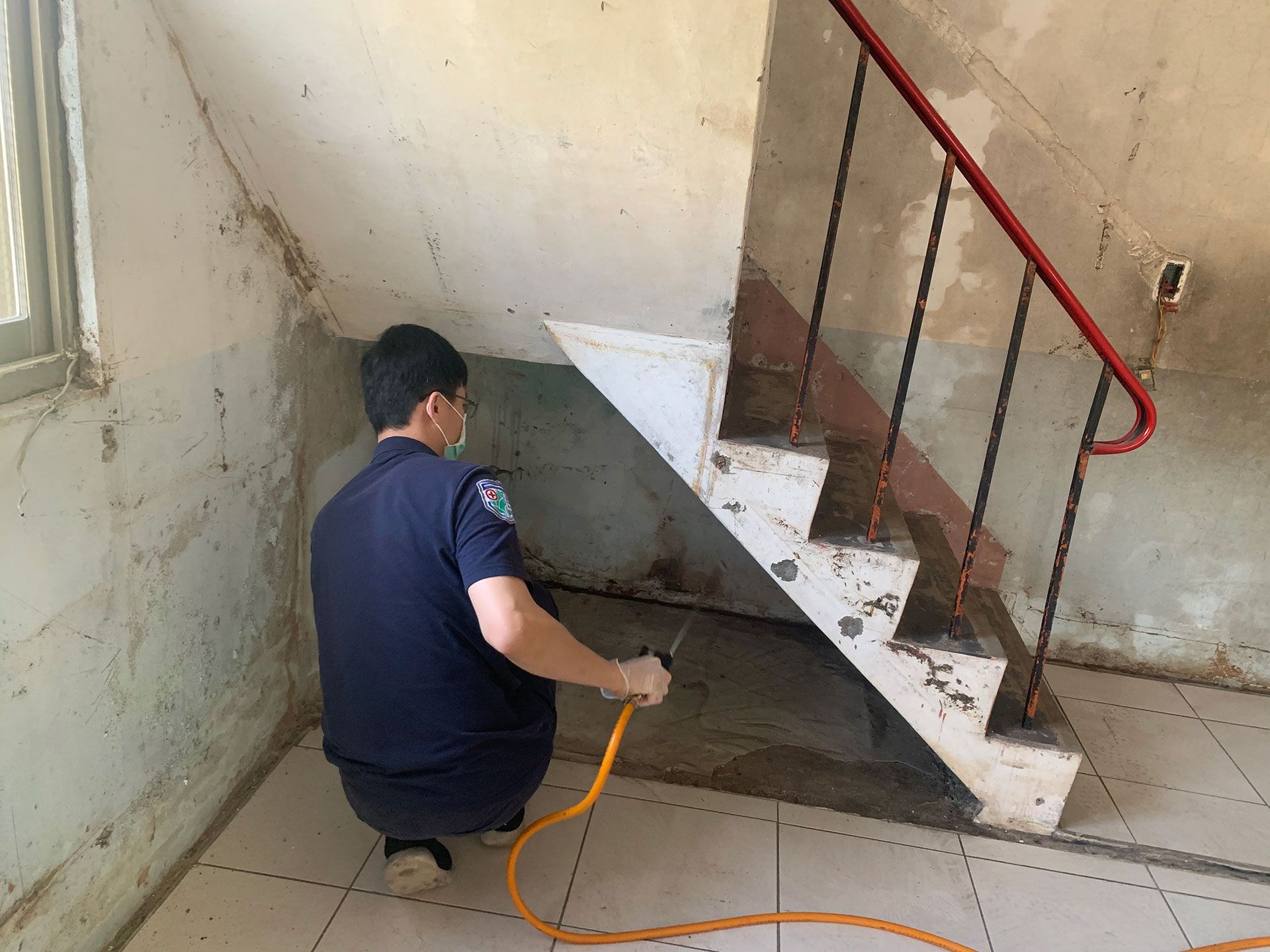 賽博斯技術人員在樓梯間進行白蟻防治藥劑注射施工，台北市新北市專業白蟻防治