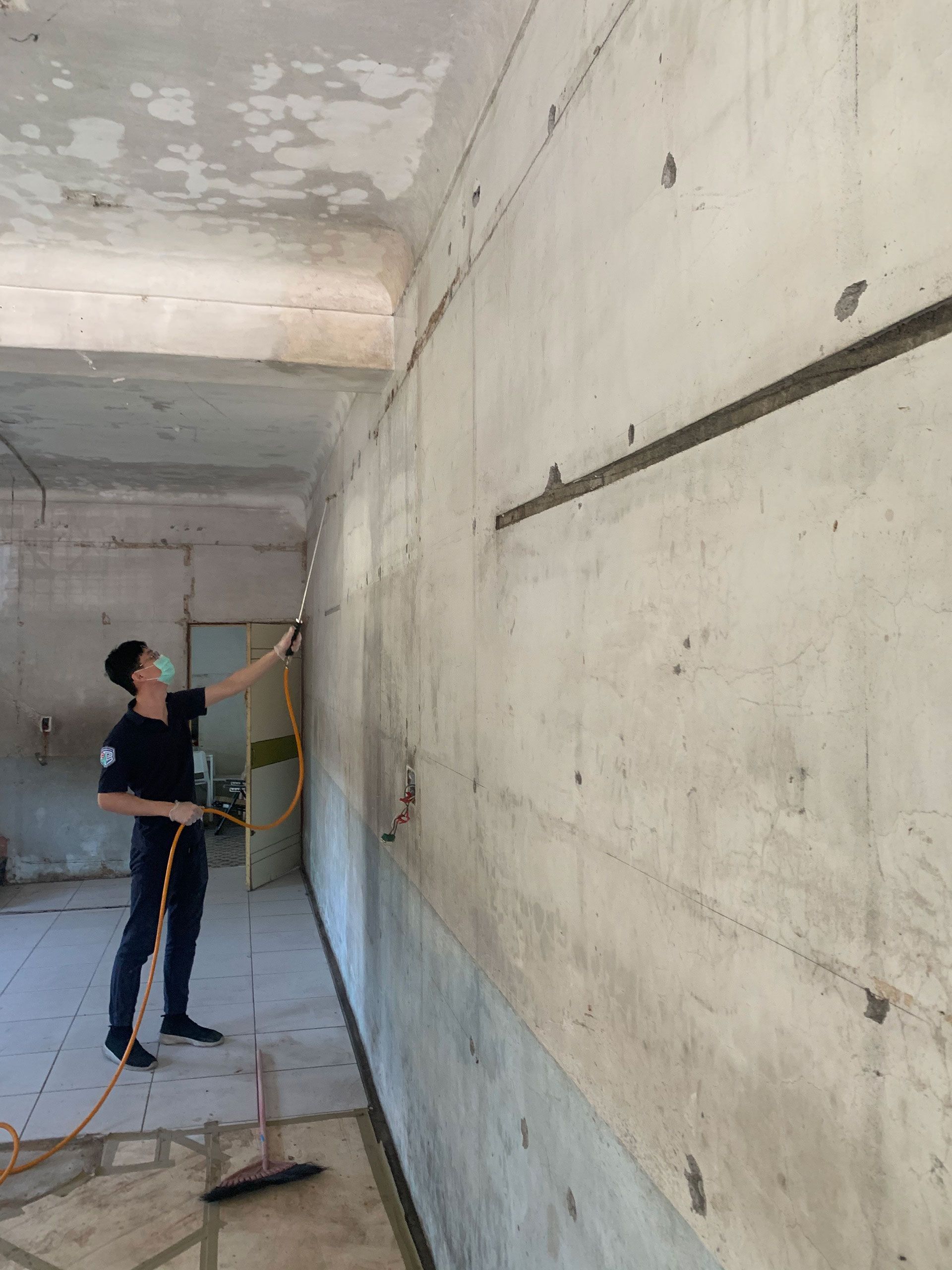 賽博斯技術人員對室內大型混凝土牆面進行白蟻防治處理，台北市新北市專業施工