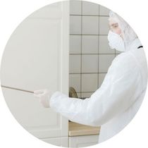 賽博斯白蟻防治技術人員穿著專業防護衣對瓷磚空間進行白蟻消滅處理，台北市新北市專業施工