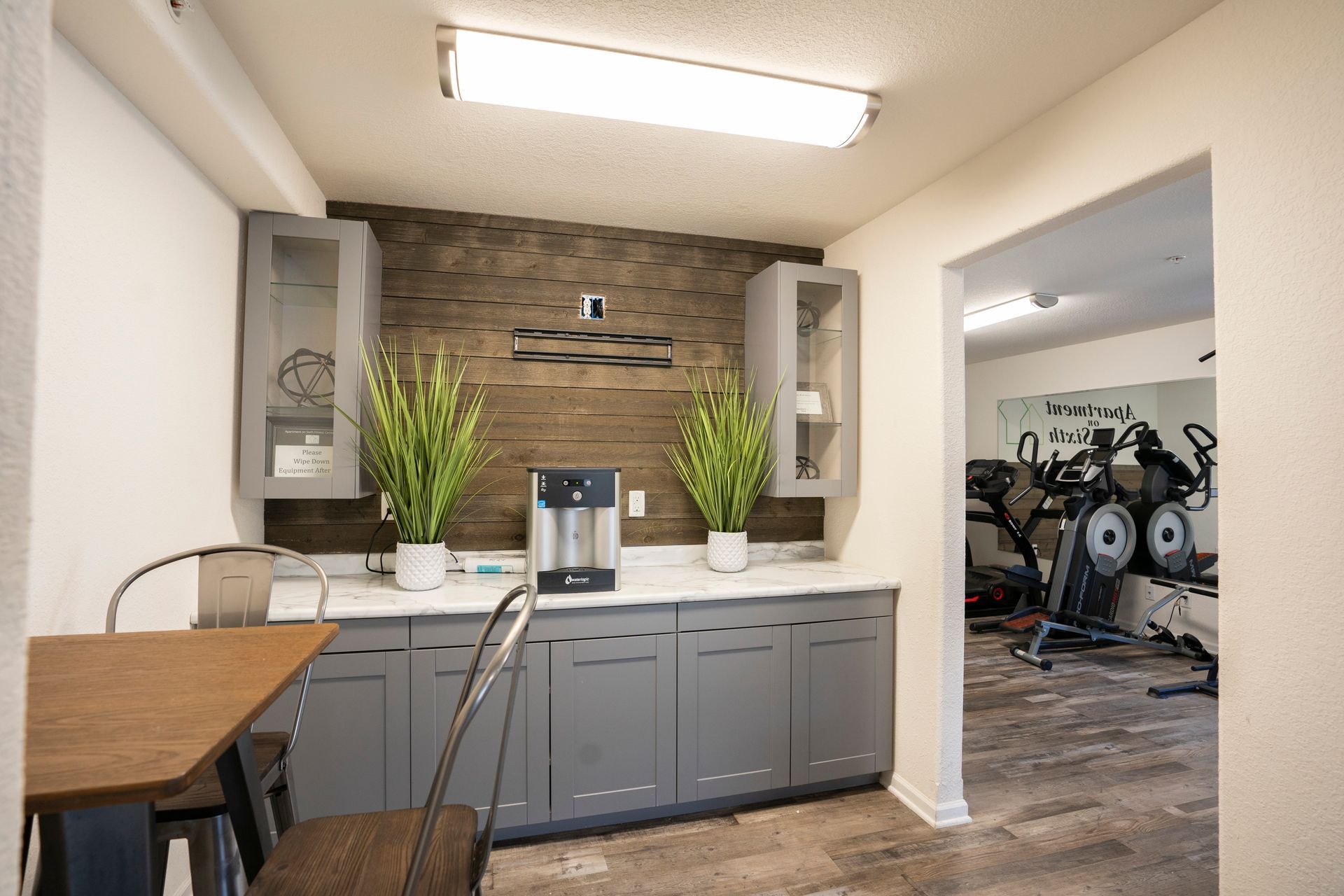 Apartment on sixth has exercise room