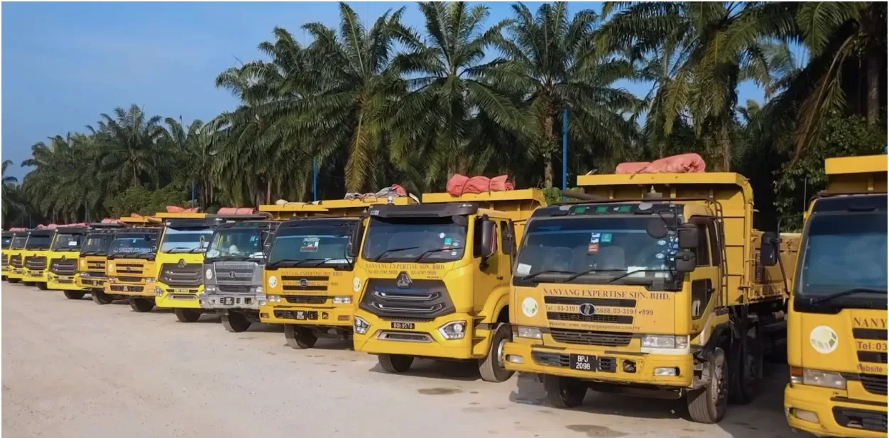 Nanyang Expertise’s tipper trucks showing that their ability to transport building materials without delay.