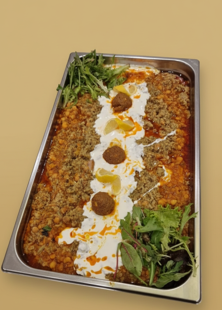 Bricka med mellanösternmat med kött, kikärter, yoghurt och örter.
