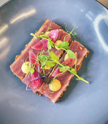 Une assiette de nourriture avec de la viande et des légumes dessus