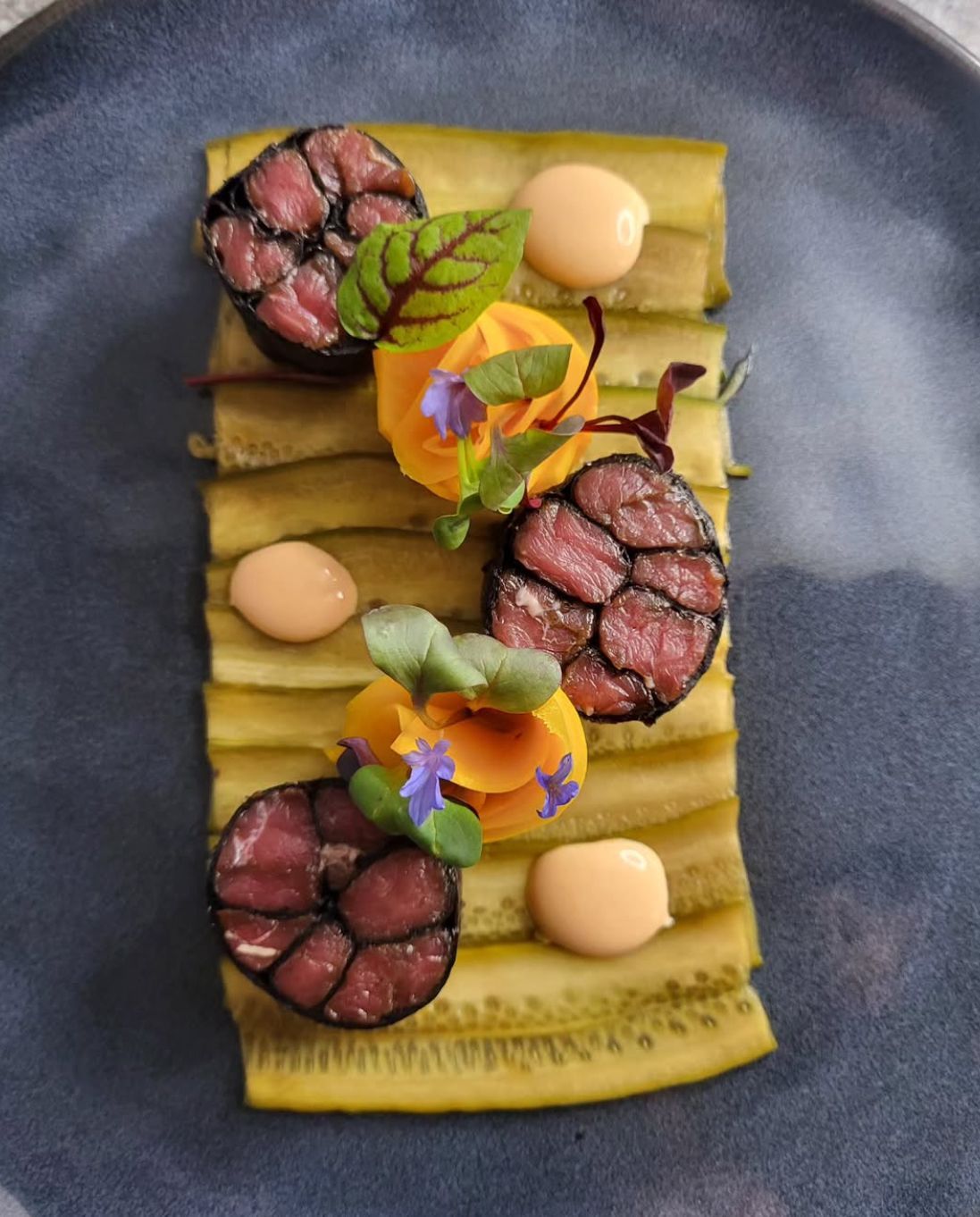 Un gros plan d'une assiette de nourriture sur une table.