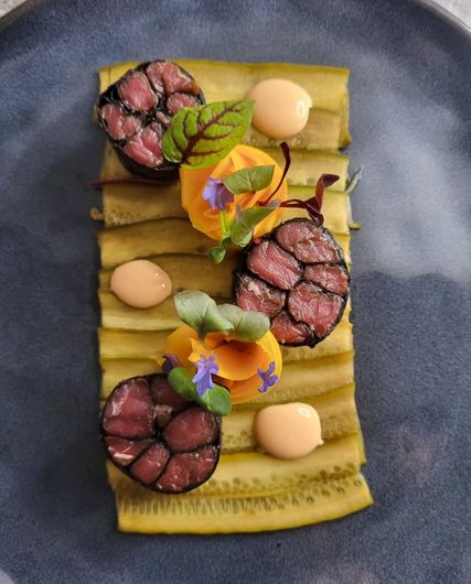 Un gros plan d'une assiette de nourriture sur une table.