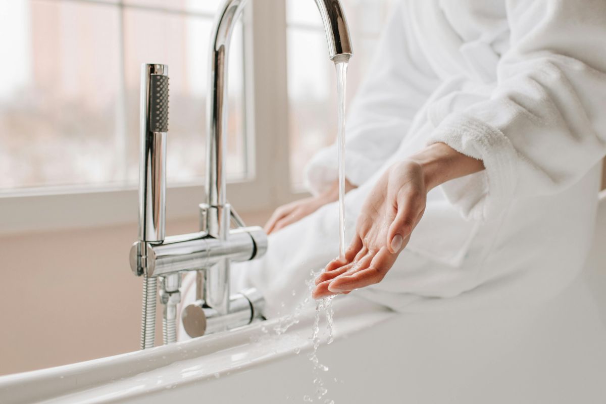 checking fixtures for leaks