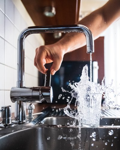 Water splashing from the kitchen tap