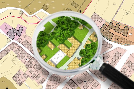 Una lente d'ingrandimento guarda la mappa di un parco