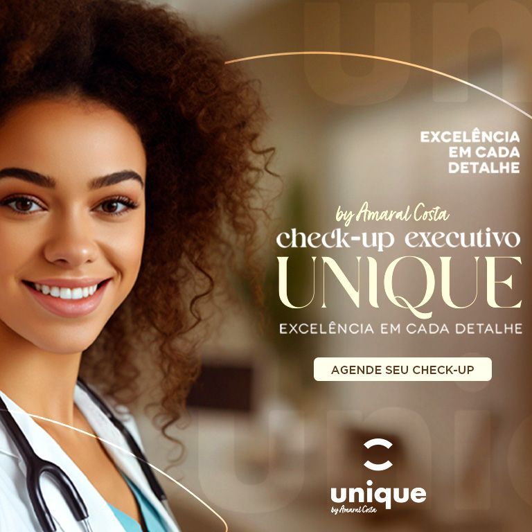Uma mulher com um estetoscópio pendurado no pescoço está sorrindo para um check-up