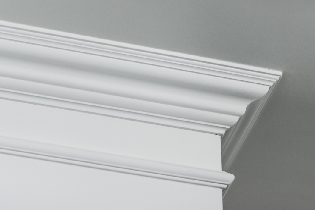 A close up of a white molding on a wall.