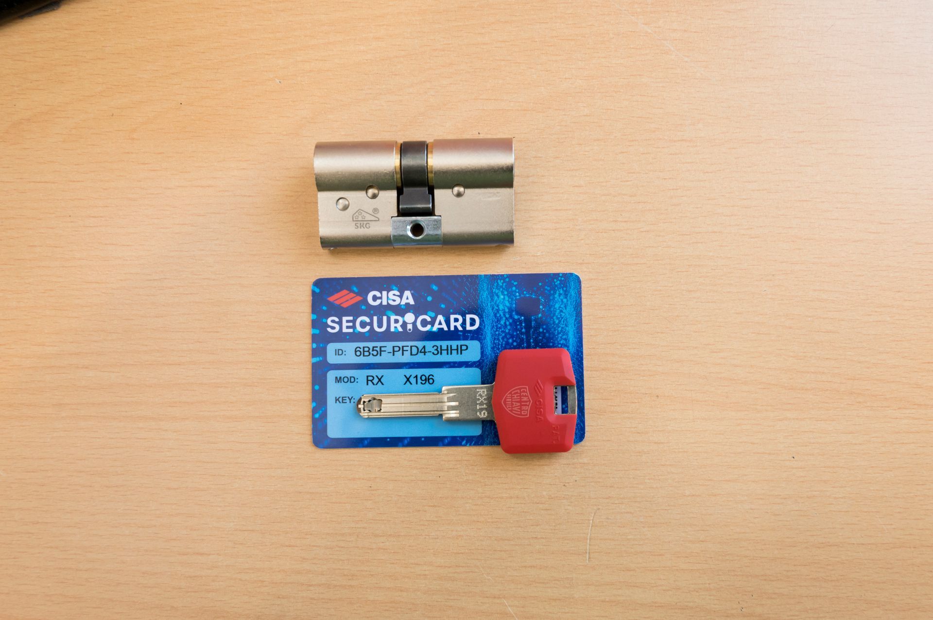 Due carte di sicurezza CIRCA blu con un lucchetto argentato sopra e un dispositivo rosso su una delle carte