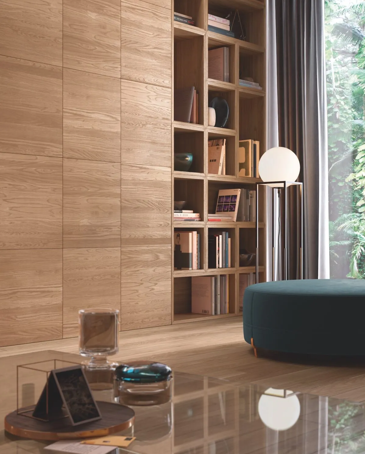 Soggiorno con boiserie, libreria incorporata e pouf color verde acqua, accanto a una grande finestra.